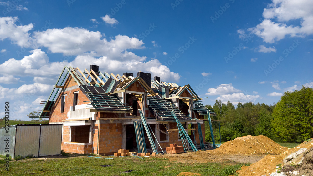 建筑工地上的在建房屋