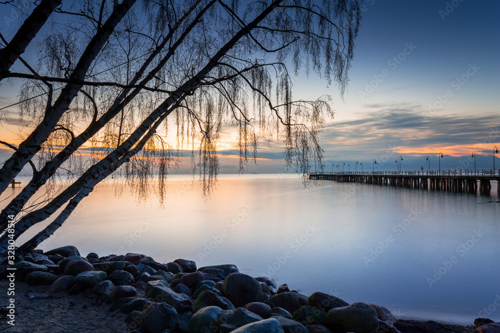 波兰Gdynia Orlowo日出时的木码头美景