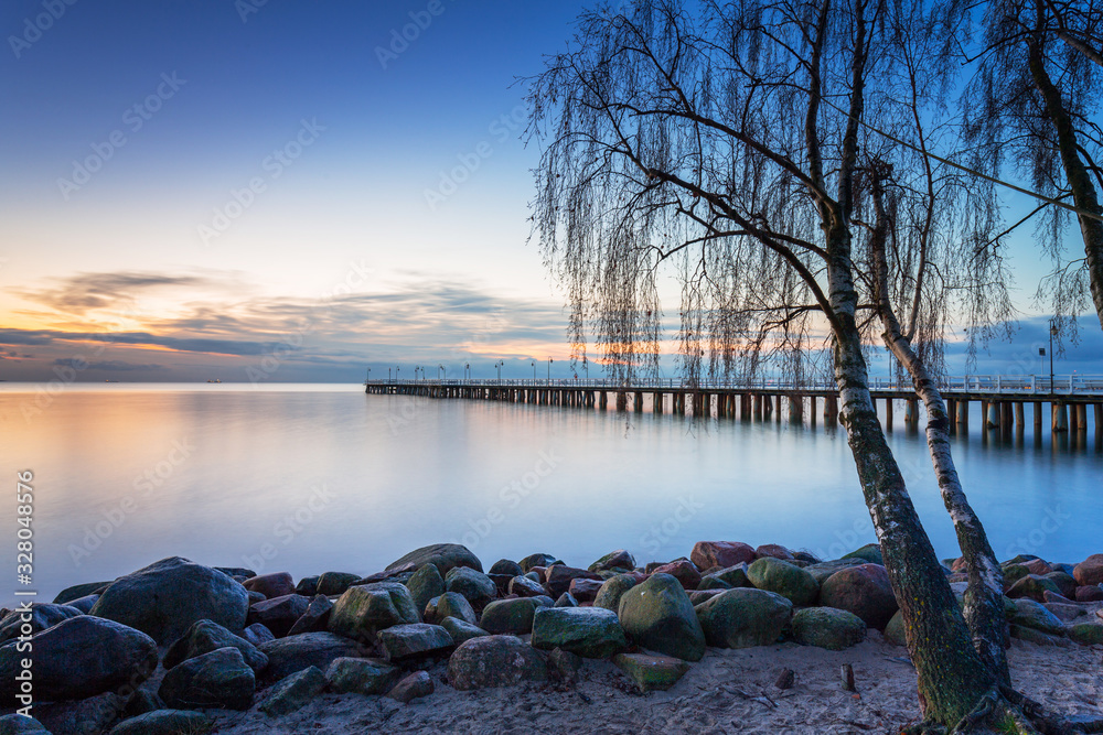 波兰Gdynia Orlowo日出时的木码头美景