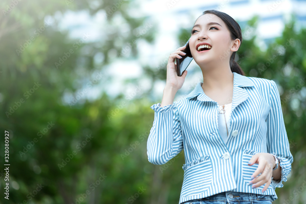 电信智能魅力亚洲女性休闲衬衫微笑，享受与smartp的对话