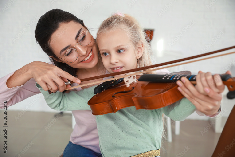 私人音乐老师在家给小女孩上小提琴课