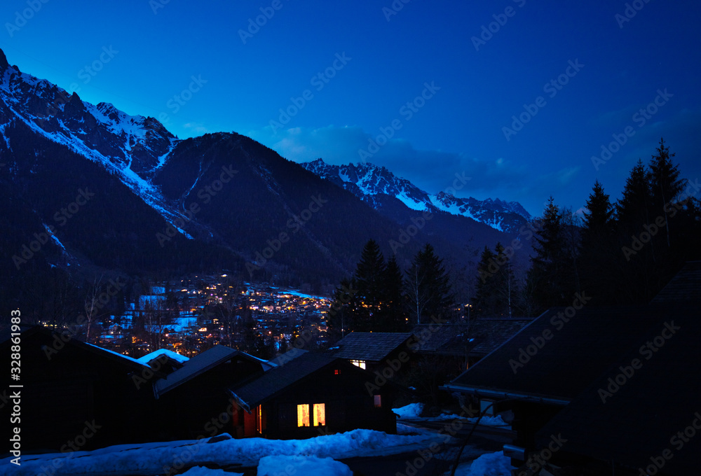 奥弗涅-罗纳-阿尔卑斯山脉夏蒙尼村和Le Brevent山的夜景