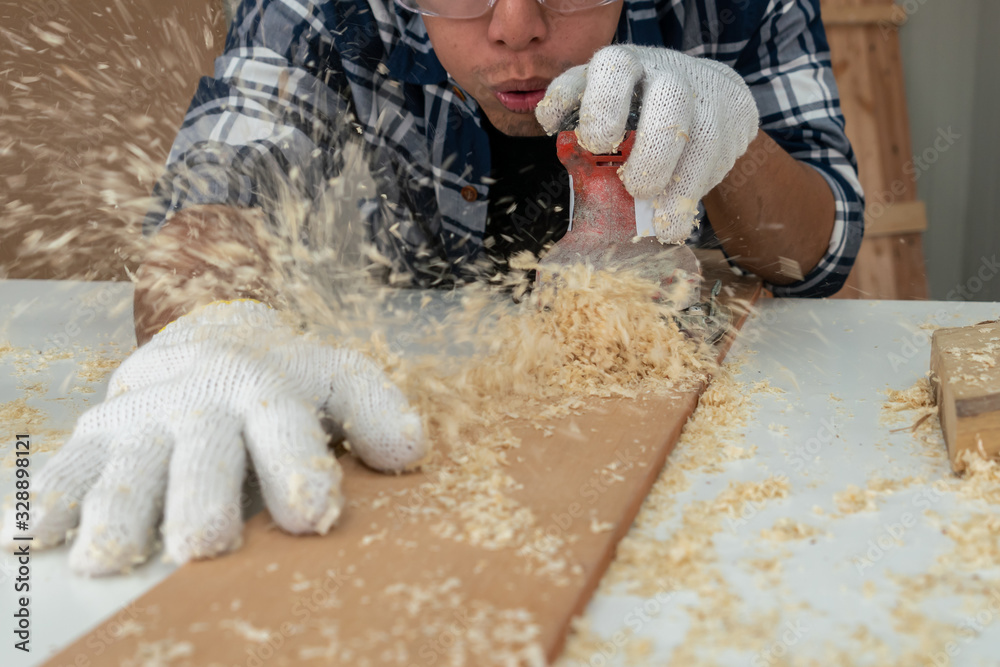 在车间从事木制品生产建筑材料或木制家具的木匠。Th