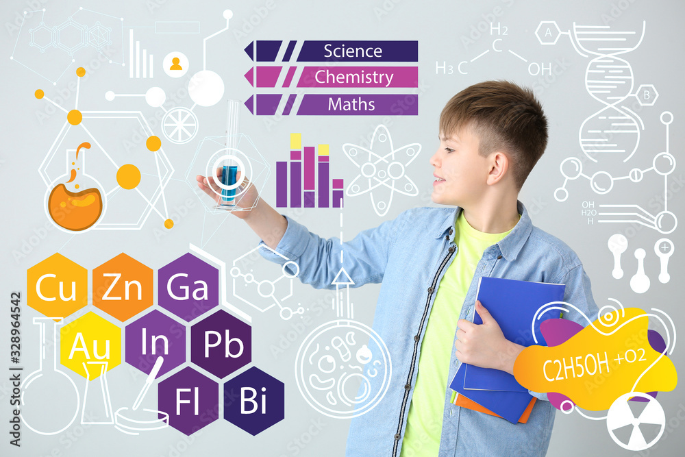 可爱的小男生，带着实验室玻璃器皿和灰色背景的图纸