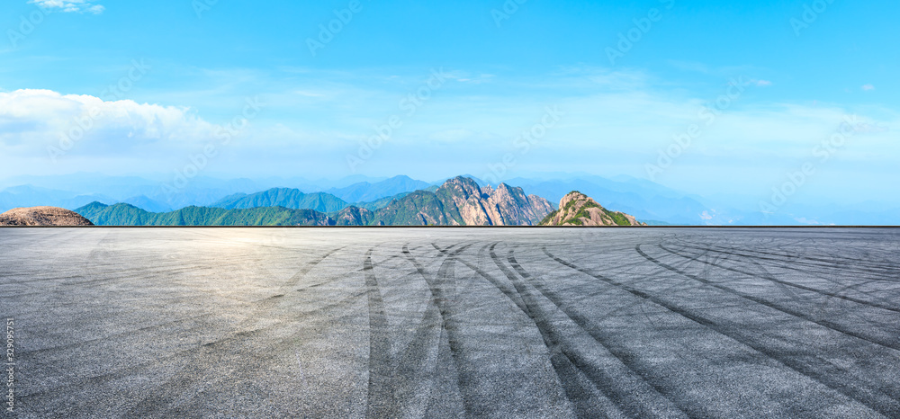 空旷的赛道道路，青山白云，一览无余。