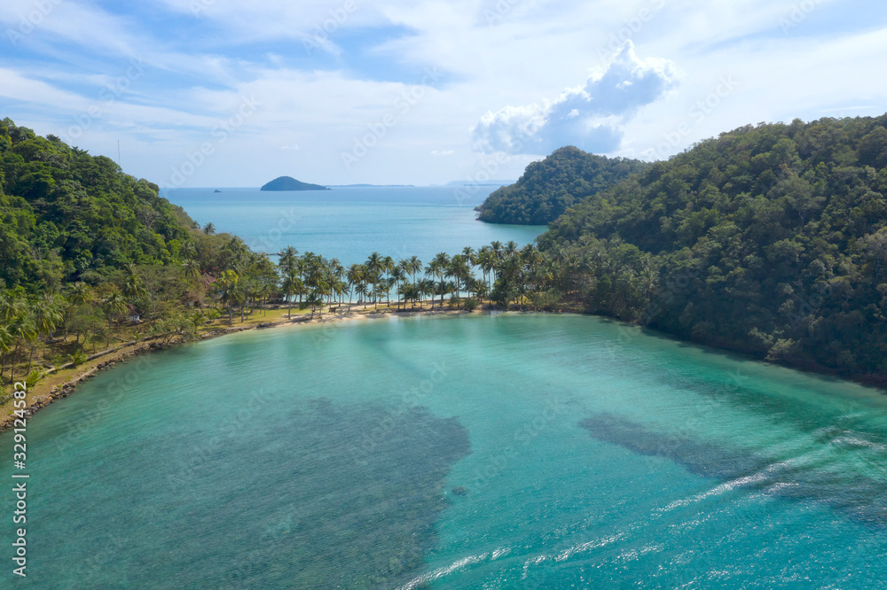 鸟瞰图。俯视图。迷人的自然背景。水的颜色和美丽的明亮。Azure