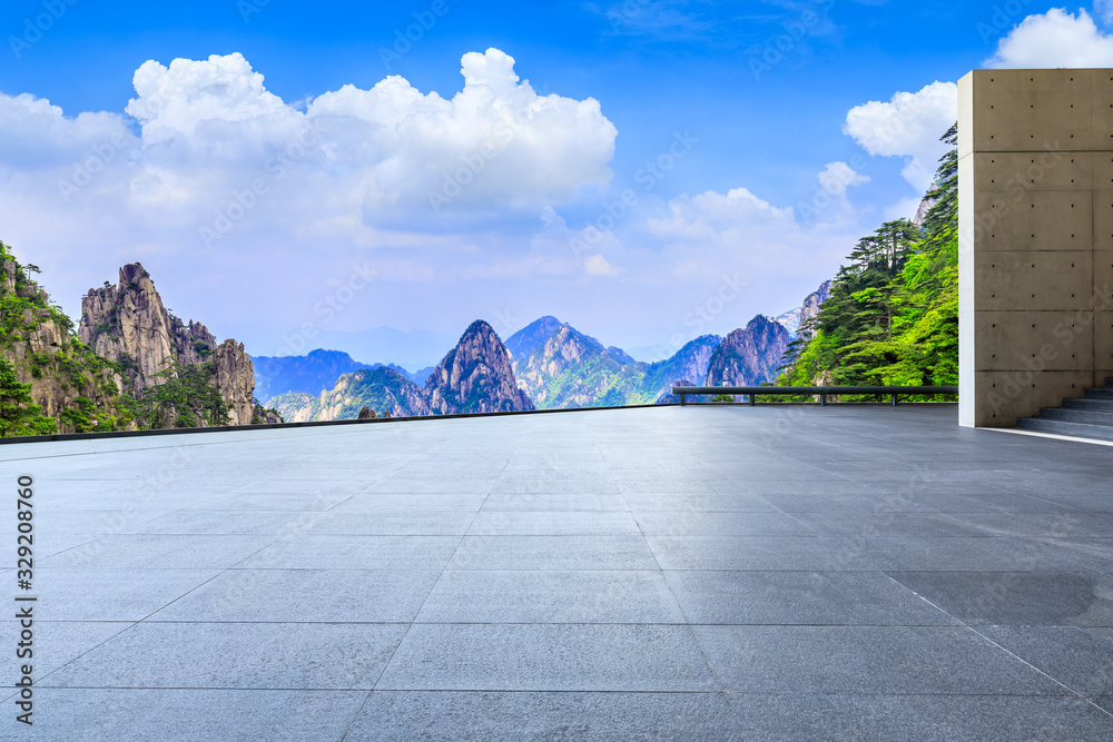 空荡荡的方形地板，青山白云。