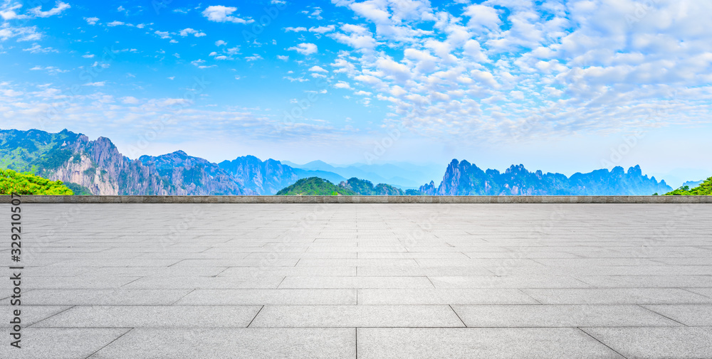 空旷的广场和青山，美丽的云朵，全景。