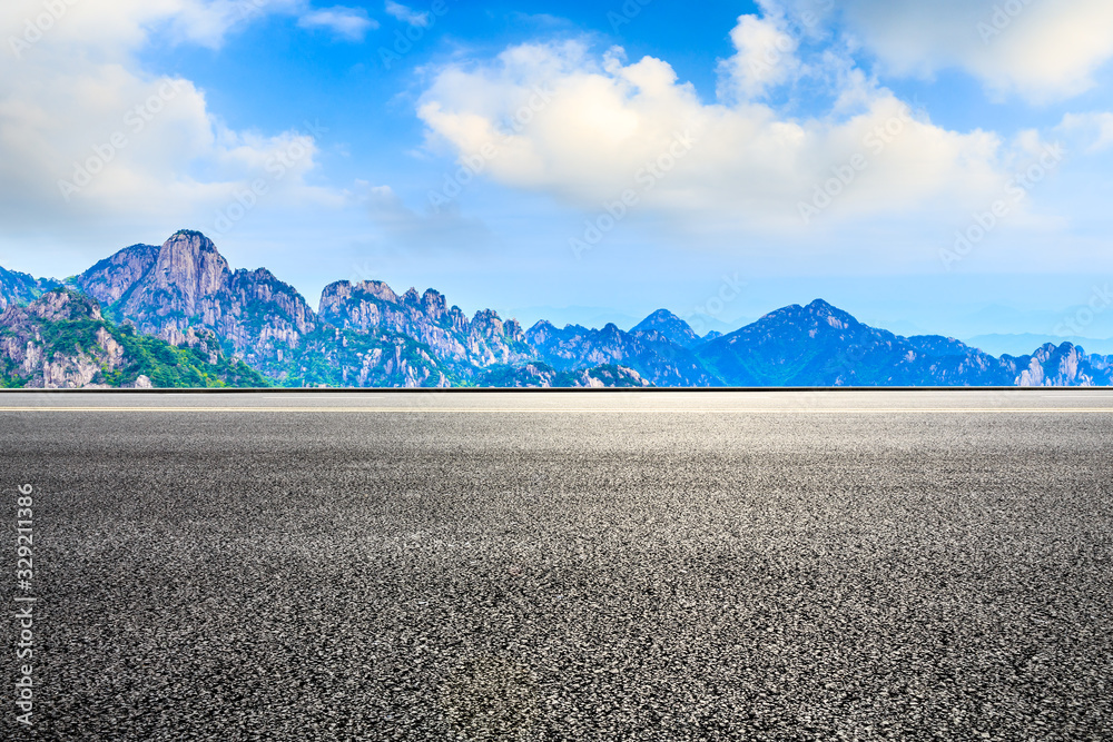 空旷的赛道道路和青山白云。