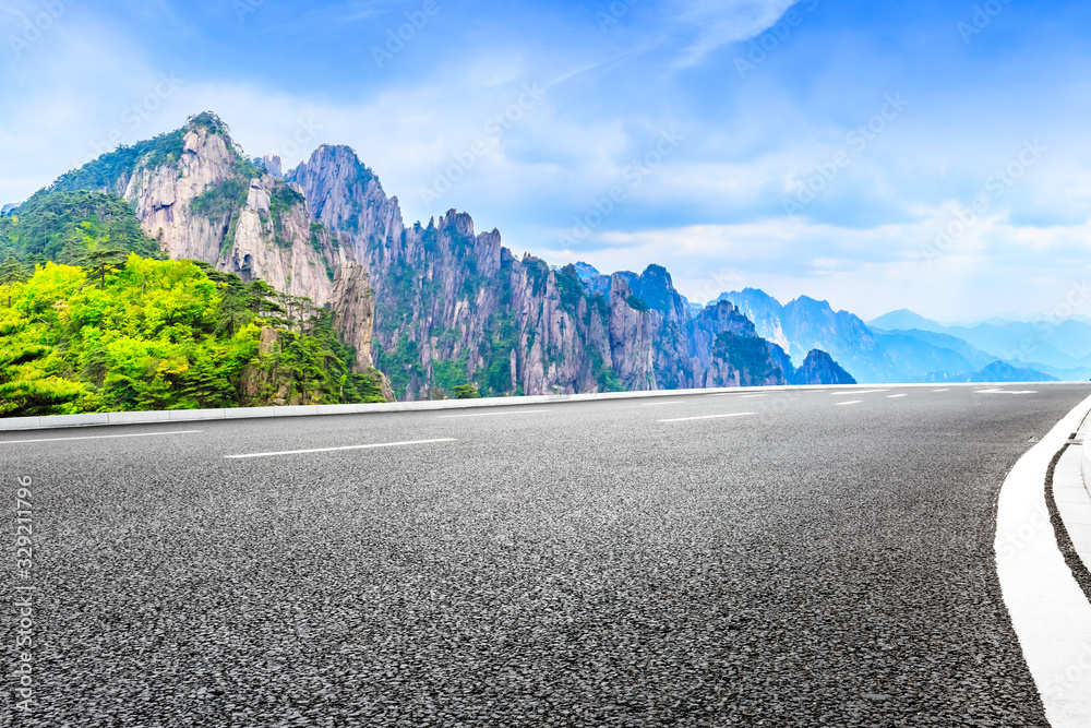 空荡荡的柏油路，青山白云。