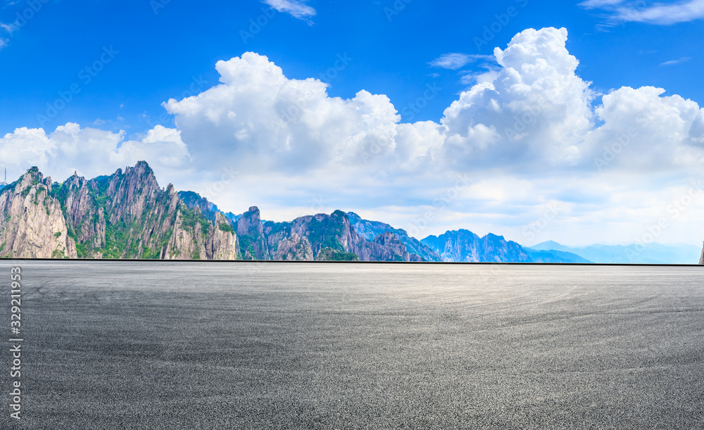 空旷的赛道道路和青山白云，一览无余。