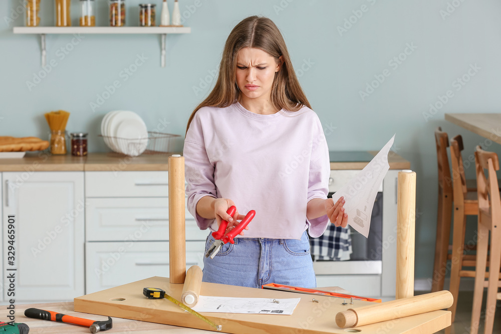 压力重重的女人在家组装家具