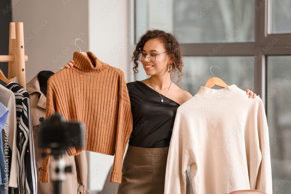 在办公室工作的女性服装造型师