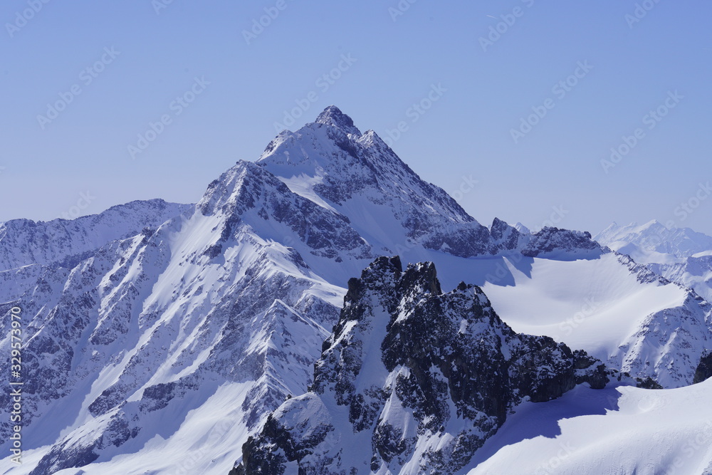 冬季壮丽的雪山风光