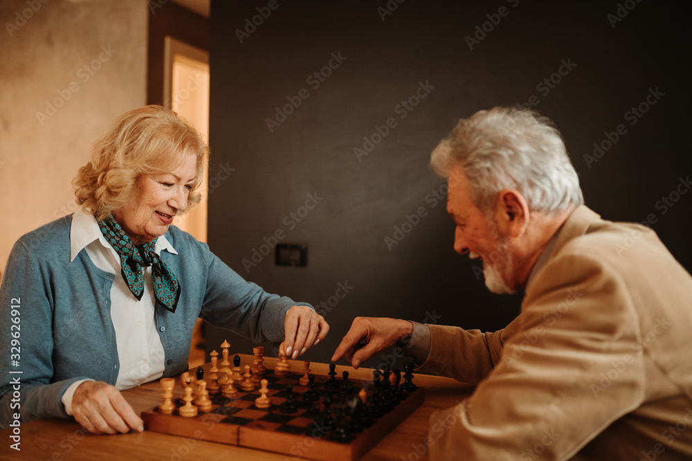 老年夫妇下棋的画像。女人在和白人玩，男人在玩wi