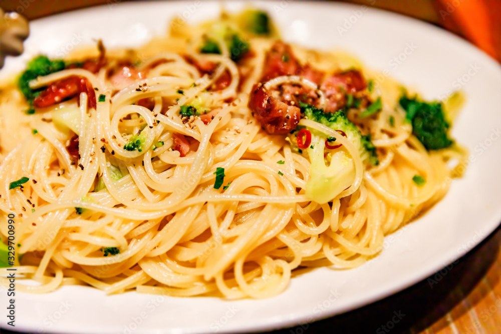 鶏肉とブロッコリーの入った美味しそうなパスタ