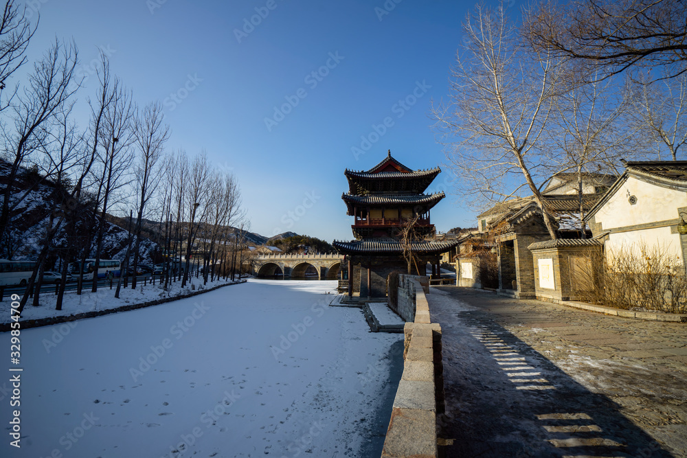 中国北京古北水乡老城区冬季结冰河流。