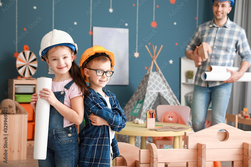 打扮成建筑工人的小孩在家里玩拆房子