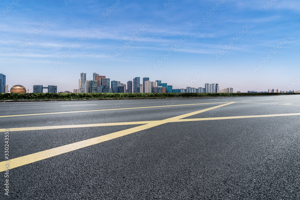 城市建筑的道路和天际线