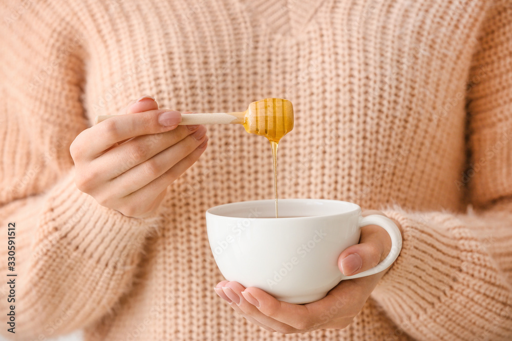 喝蜂蜜茶的女人，特写镜头