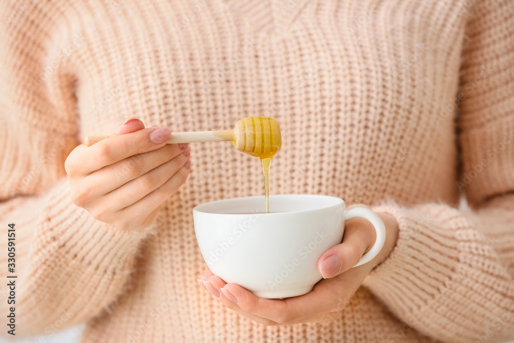 喝蜂蜜茶的女人，特写镜头