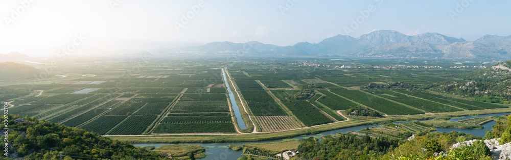 农业用地全景。农田山谷和带灌溉系统的水果农场