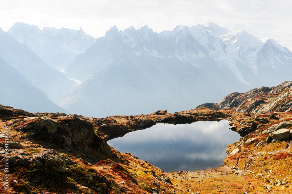 Chesery湖（Lac De Cheserys）和白雪皑皑的Monte Bianco山脉环绕着色彩缤纷的秋季景观