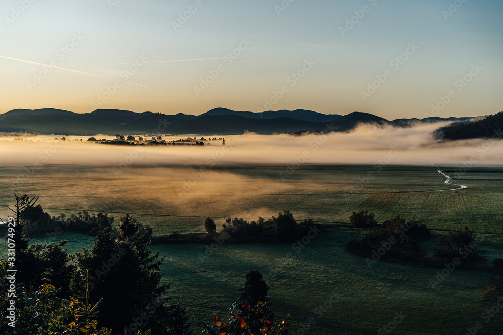 斯洛文尼亚Cerknica湖（Cerknisko Jezero）景观。间歇性湖泊，最大的喀斯特现象