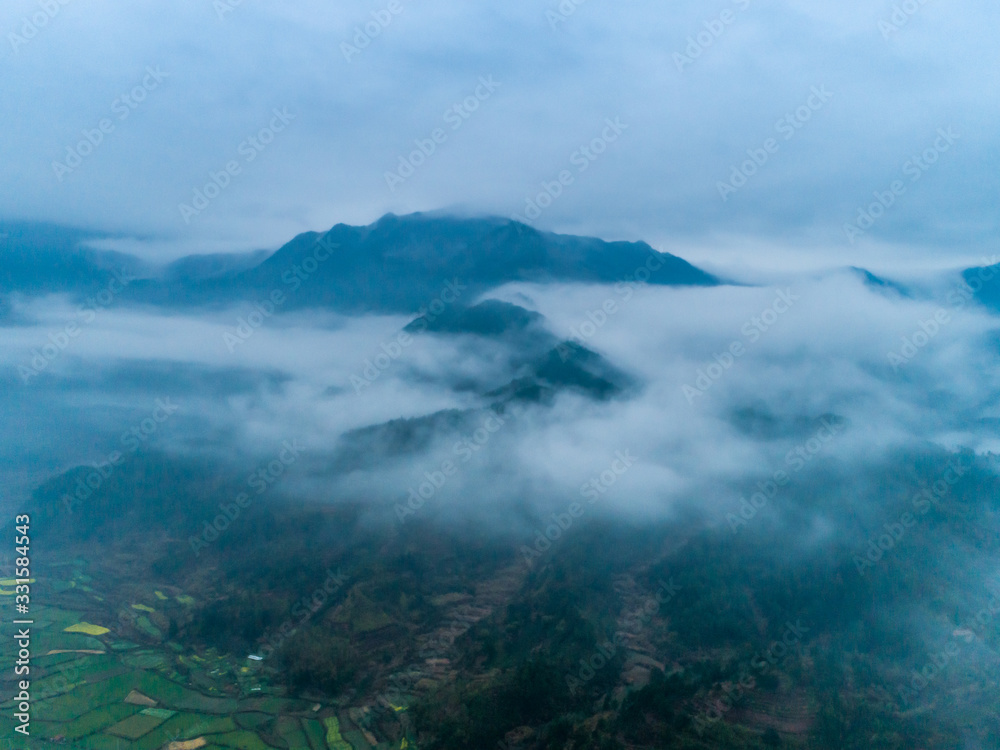 Sea of clouds on high mountain。