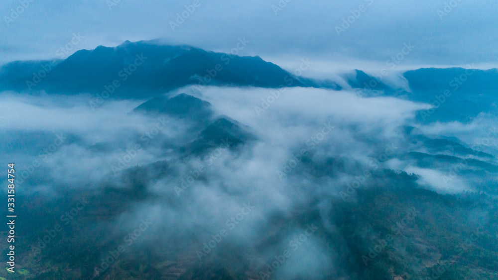 Sea of clouds on high mountain。