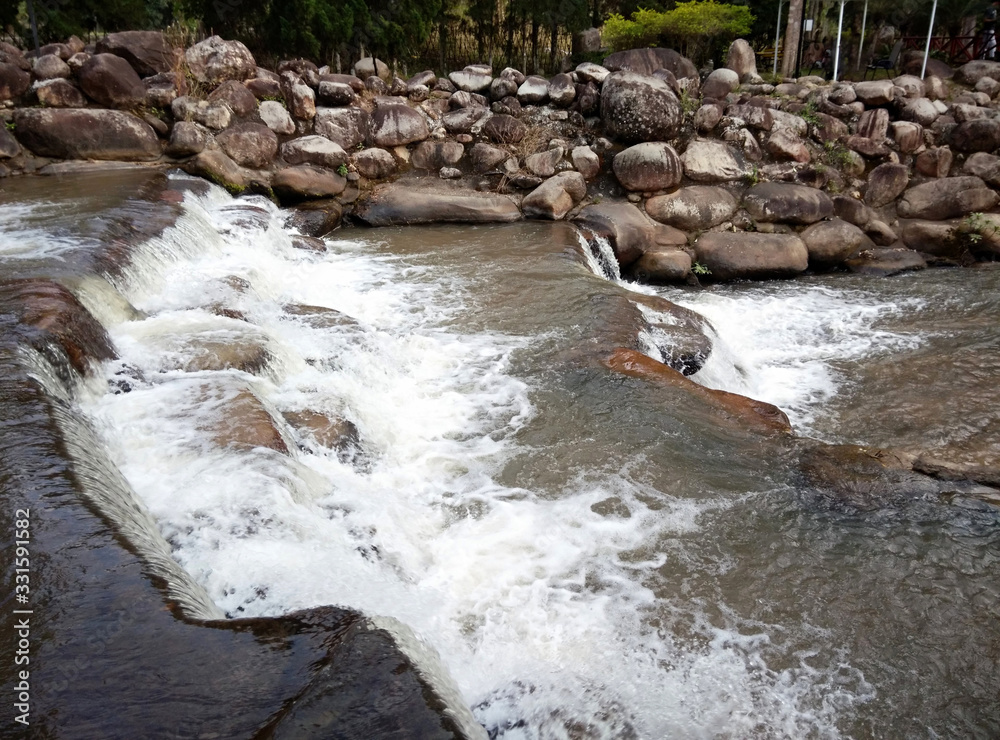 瀑布线和河岸边的岩石