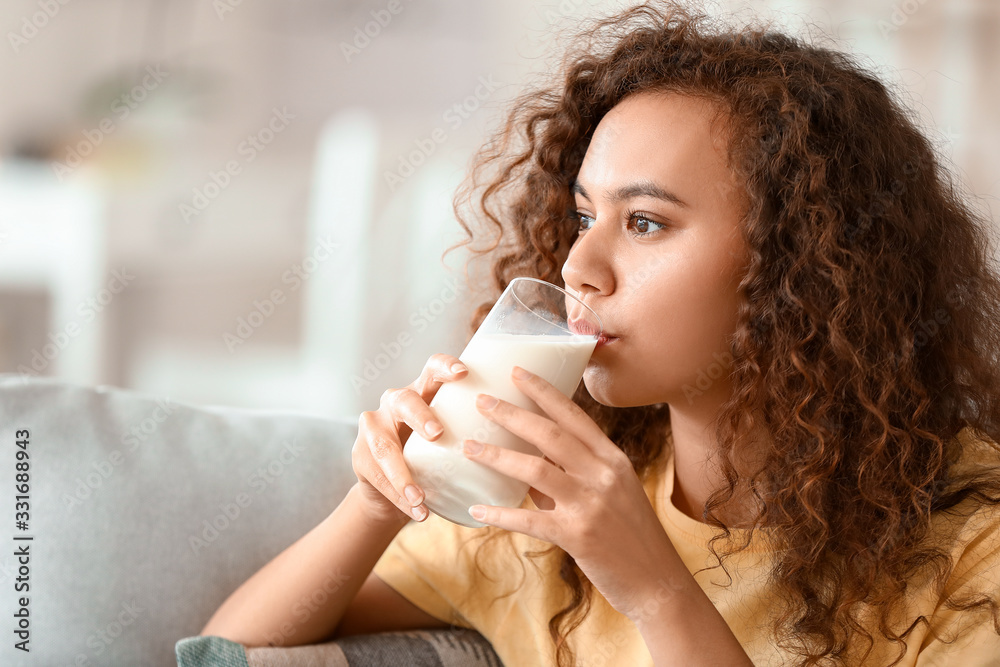 家里有牛奶的年轻非裔美国妇女