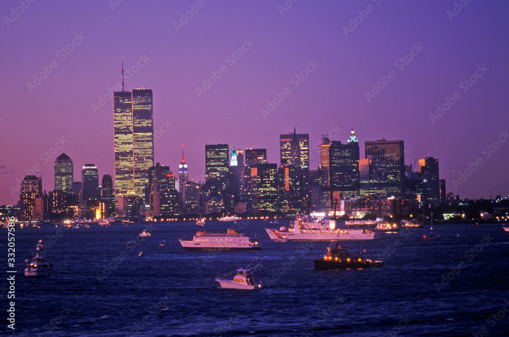 纽约市肯尼迪航空母舰甲板上的曼哈顿夜景