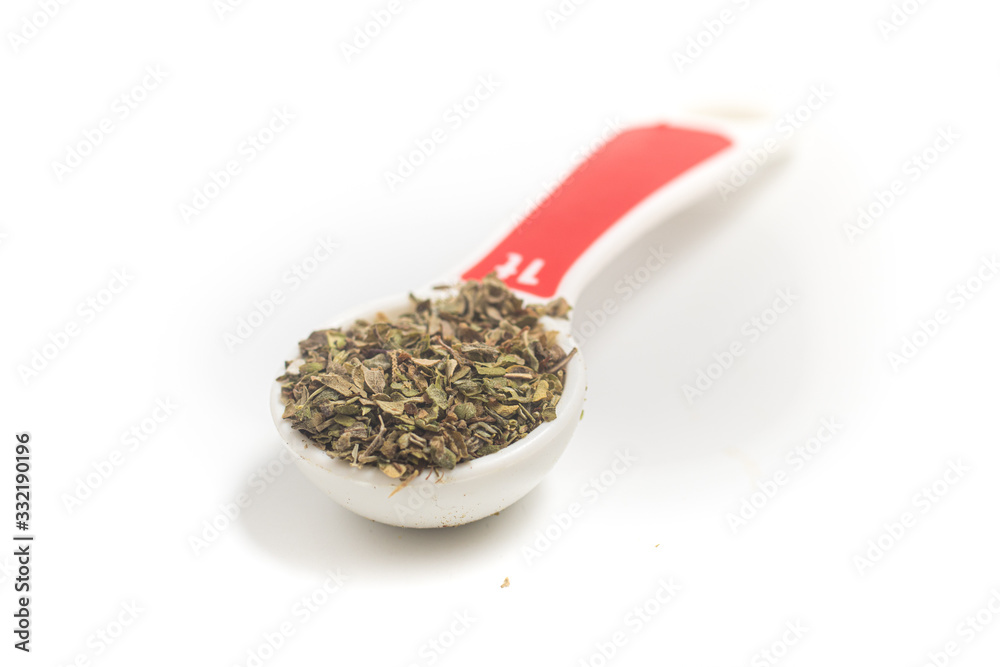 将干牛至放入茶匙