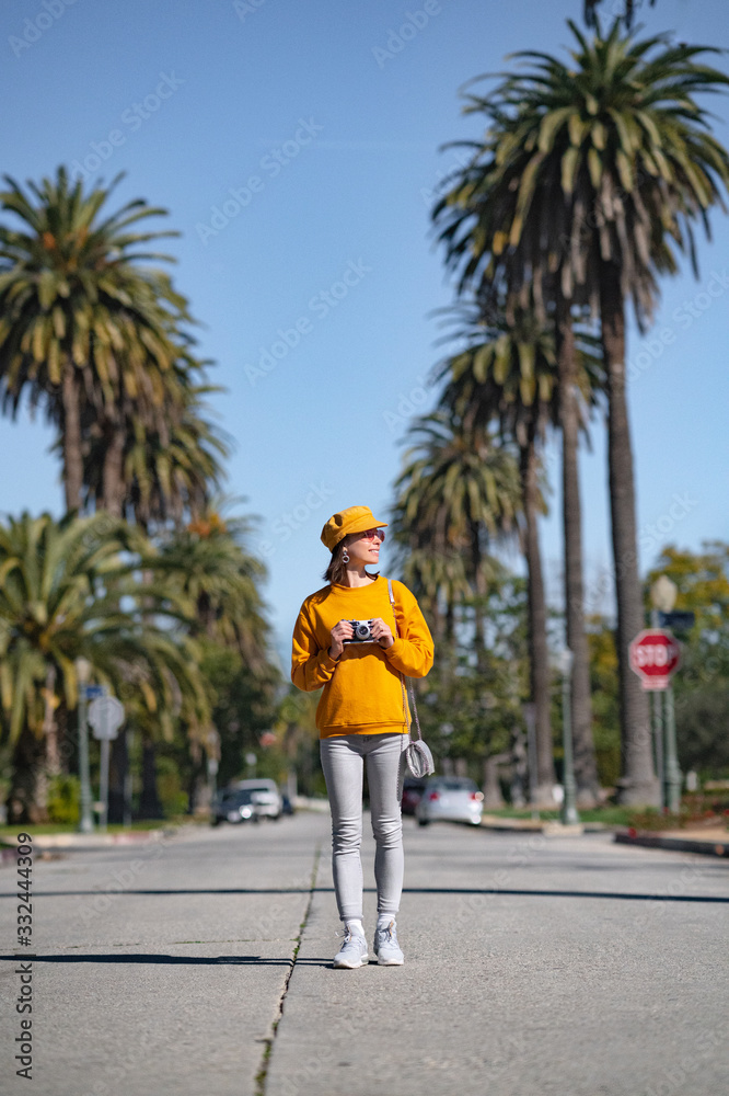 在一个著名的地方带着复古相机的年轻摄影师