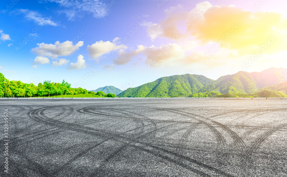 日落时分的赛道公路和绿茶山自然景观，一览无余。