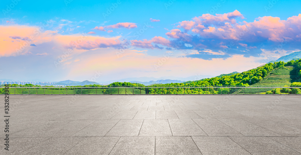 空荡荡的广场层和日落时的绿茶山自然景观，一览无余。