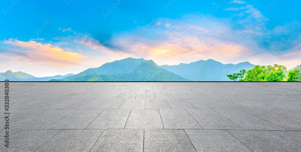 空荡荡的广场层和日落时的青山自然景观，一览无余。