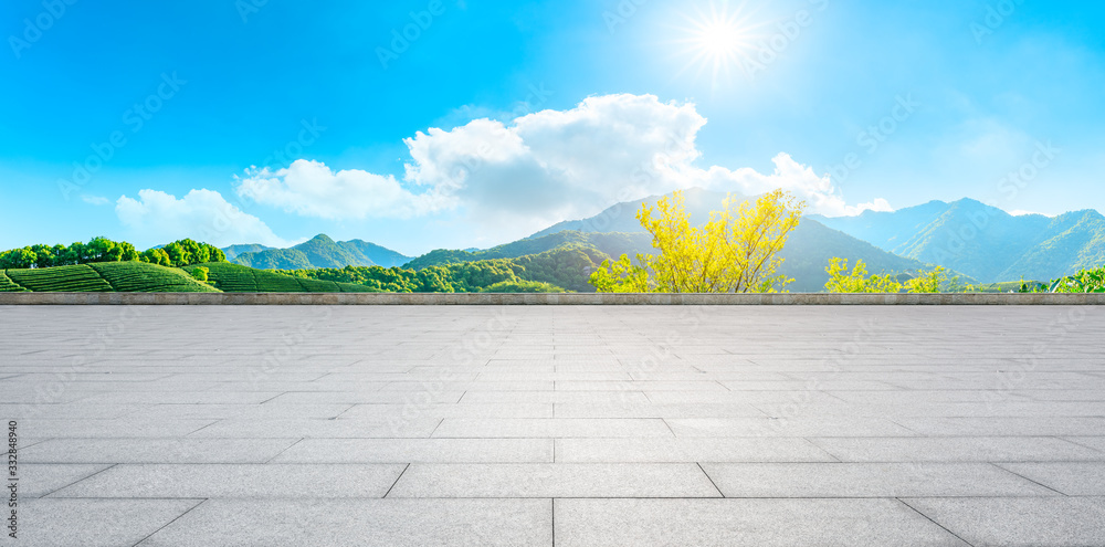 阳光明媚的日子里，空旷的广场和绿茶山自然景观，一览无余。