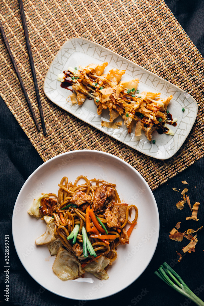 烤肉面和猪肉饺子-亚洲美食风格