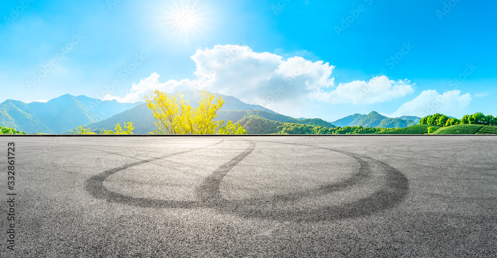 阳光明媚的赛道公路和绿茶山，一览无余。