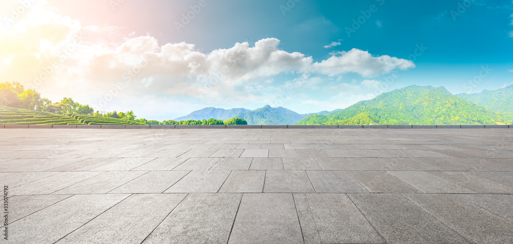 阳光明媚的日子里，空旷的广场和绿茶山自然景观，一览无余。