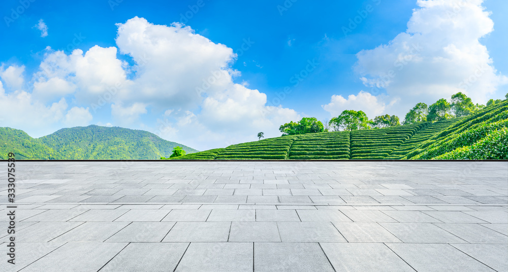 阳光明媚的日子里，空旷的广场和绿茶山自然景观，一览无余。