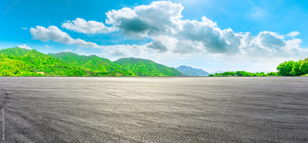 晴天的赛道公路和绿茶山，一览无余。