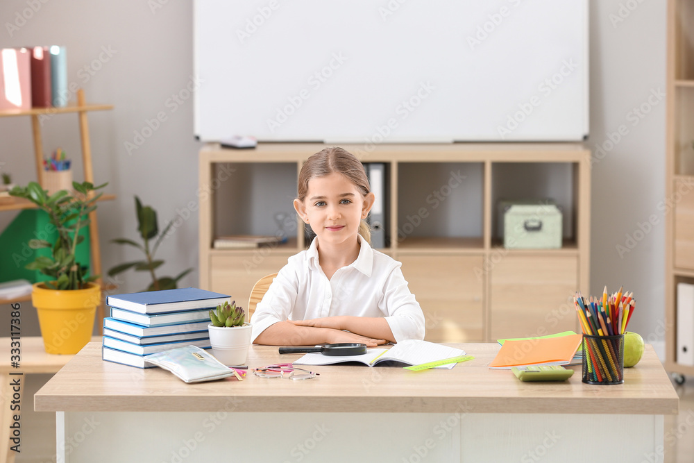 教室里坐在桌子旁的可爱小女生