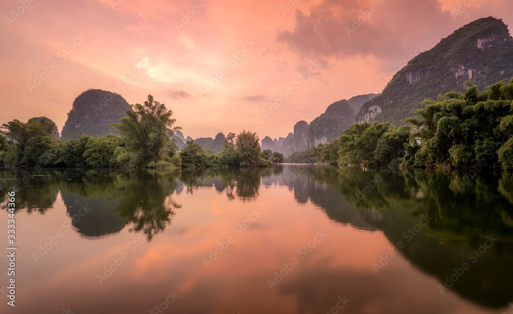 桂林阳朔玉龙河景观……