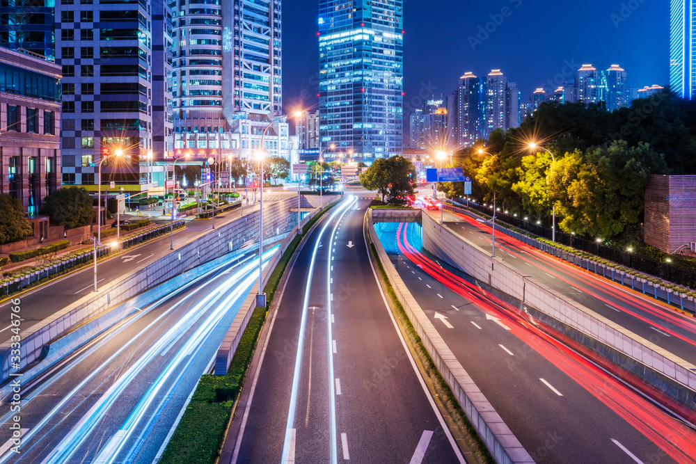 上海陆家嘴金融区建筑街夜景……