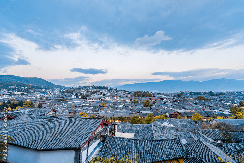 中国云南丽江大研古城高角度景观