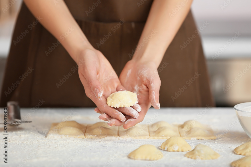 女人在餐桌上准备美味的饺子