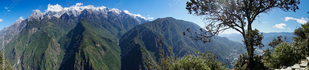 虎跳峡徒步小径上的玉龙雪山全景，